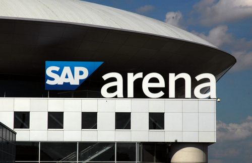 Popstars, Comedy, Sportevents – die SAP-Arena in Mannheim sorgt im Tagesrhythmus für kulturelle Events in der Stadt. Doch ohne einen reichen Investor wäre sie nicht möglich gewesen. Die Firma dahinter: Deutschlands IT-Champion SAP. Auch im Kraichgau hat Mitbegründer Dietmar Hopp kräftig investiert, den Bundesligaverein TSG Hoffenheim aufgebaut und bis in internationale Spielklassen gebracht. Gerade bei Mäzenen wie ihm fällt er schwer, zwischen Engel und Teufel zu unterscheiden – denn offen fordert Hopp keine Gegenleistungen für seine Unterstützung. Und solange profitieren Mannheim und der Kraichgau weiter von den Milliarden des Softwareunternehmens.  