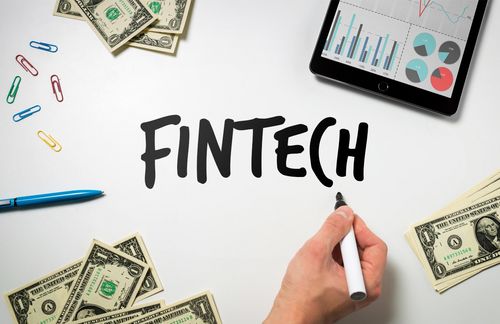 Der Begriff Fintech setzt sich aus den Anfangssilben von Finanzdienstleistungen und Technologie zusammen. Mit Fintech wird die Branche bezeichnet, in der Finanzdienstleistungen mit Technologie verändert werden. Fintechs sind die Unternehmen, die das tun. Fintechs sind häufig Start-ups, aber nicht immer. So gerät der Finanzsektor in diesen Bereichen also nicht durch eigene, der Branche zugehörige Finanzdienstleister in Bedrängnis, sondern zunehmend durch technologiegetriebene Unternehmen, die sich digital und mit großer Dynamik in den Markt für leicht zu standardisierende Finanzprodukte und -dienste drängen, um Kunden und Marktanteile zu gewinnen.