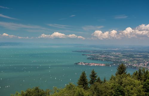 Besonders die kleinen und mittleren Unternehmen gelten in der Bodenseeregion als besonders leistungsstark – konkurrieren aber trotzdem auch international um Investoren, Kooperationen oder Gäste. Um die Wettbewerbsfähigkeit zu erhalten, gibt es das Projekt „Internationaler Wirtschaftsraum Bodensee (IWB)“. Ziel des Projekts ist es, durch eine seeumgreifende Zusammenarbeit der Bodenseeanrainer den gesamten Wirtschaftsraum Bodensee international noch besser zu positionieren und die Vermarktung des Standorts weiter zu intensivieren. Gefördert wird diese grenzüberschreitende Kooperation aus dem Europäischen Fonds für Regionale Entwicklung. Die erste Maßnahme der Marketing- und Kommunikationsoffensive IWB war die Entwicklung einer gemeinsamen Dachmarke Vierländerregion Bodensee. Das Besondere an der neuen Dachmarke ist, dass sich erstmals der Wirtschaftsstandort, die Tourismusregion und weitere Fachbereiche am Bodensee wie zum Beispiel Wissenschaft, Kultur und Politik unter einem Dach vereinen. Denn um im internationalen Wettbewerb erfolgreich zu sein, muss sich die Region als starke Einheit mit einem gemeinsamen Erscheinungsbild präsentieren. Es geht darum, der Region ein aussagefähiges, starkes Gesicht nach innen und außen zu geben.