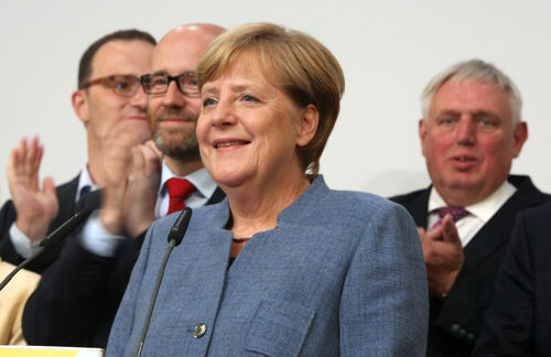 Zum 100. Jahrestag des Frauenwahlrechts haben Spitzenpolitikerinnen einen größeren Einfluss von Frauen in Politik und Wirtschaft angemahnt. Bundesjustizministerin Katarina Barley (SPD) forderte am Wochenende eine Änderung des Wahlrechts, um den Frauenanteil im Bundestag zu erhöhen. Kanzlerin Angela Merkel (CDU) verwies darauf, dass inzwischen zwar 72 Prozent der Frauen erwerbstätig seien. Bei der Repräsentanz von Frauen in Führungsetagen sei jedoch noch „ein weiter Weg zu gehen“. Merkel sagte in ihrem wöchentlichen Video-Podcast mit Blick auf den Frauenanteil in Führungsetagen: „Wir in der politischen Landschaft wollen dafür sorgen, dass wir eine paritätische Besetzung gerade auch der von uns eingerichteten Gremien bis 2025 erreichen und hier haben wir erhebliche Fortschritte gemacht.“ Es bleibe aber „noch viel zu tun“. Die Einführung des Frauenwahlrechts würdigte Merkel als „fundamentale politische Entscheidung, die zur Gleichberechtigung von Mann und Frau wesentlich und unabdingbar war“. Es sei aber eine dauerhafte Aufgabe, die Gleichberechtigung von Männern und Frauen „in die gesellschaftliche Realität umzusetzen“.