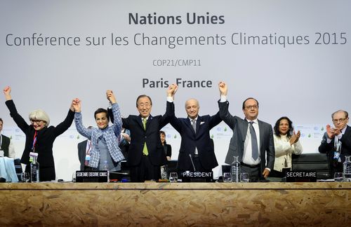 Vom großen Hoffnungsträger zum großen Streit – so ging es in den vergangenen zwei Jahren etwa dem gefeierten Klimaabkommen, das im Winter 2015 in Paris geschlossen wurde. Am Abend des 12. Dezember wurde von der Versammlung ein Klimaabkommen beschlossen, das die Begrenzung der globalen Erwärmung auf deutlich unter 2 Grad Celsius, möglichst 1,5 Grad im Vergleich zu vorindustriellen Levels vorsieht. Um das gesteckte Ziel erreichen zu können, müssen die Treibhausgasemissionen weltweit zwischen 2045 und 2060 auf Null zurückgefahren werden und anschließend ein Teil des zuvor emittierten Kohlenstoffdioxids wieder aus der Erdatmosphäre entfernt werden. Standen einst fast alle Staaten hinter dem Deal, gab US-Präsident Donald Trump im Juni 2017 bekannt, die USA würden vom Abkommen zurücktreten – es sei zu unfair gegenüber den Vereinigten Staaten. Auch der Ende Oktober 2018 zum neuen Präsidenten Brasiliens gewählte Jair Bolsonaro kündigte in seinem Wahlkampf ebenfalls einen etwaigen Austritt seines Landes aus dem Weltklimaabkommen an.