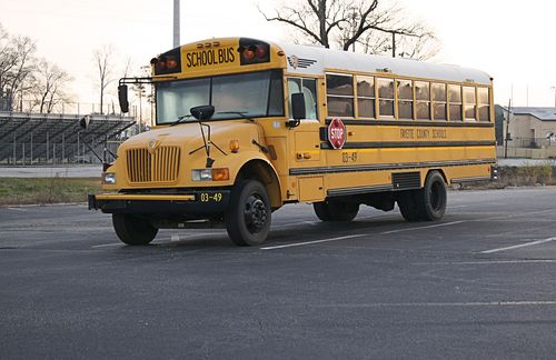 Um über die Wettbewerbsfähigkeit des US-Schulsystems zu diskutieren, muss man zunächst die Grundzüge verstehen: In den USA beginnen Kinder mit fünf oder sechs Jahren die Schule – die Elementary School, die sechs Jahre dauert. Danach folgt der Wechsel zur Middle oder Junior High School für weitere drei Jahre. Den Abschluss bildet die (Senior) High School, wo je nach Bundesstaat maximal bis zum 18. Lebensjahr verpflichtend gelernt werden muss. Die meisten Schüler in den USA besuchen staatliche Schulen. Diese werden über Steuergelder finanziert, sodass die Eltern kein Schulgeld zahlen müssen. Etwa 10 Prozent der US-Schüler besuchen private Schulen, für die jedoch eine jährliche Gebühr bezahlt werden muss. Außerdem gibt es in den USA die Option des Homeschooling, also des Unterrichts zu Hause. Für diese Möglichkeit entscheiden sich etwa ein bis zwei Prozent der US-amerikanischen Eltern.