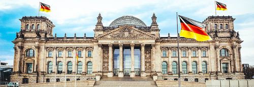 Im satten Blau glänzen die Sitze im Plenarsaal des Deutschen Bundestages. Doch die eigentliche Politik wird in den Fachausschüssen des Parlaments gemacht. Warum wählen die Bürger also noch immer den gesamten Bundestag – und nicht die Mitglieder jener Ausschüsse. Diese provokante Frage hat sich ZU-Student Phil Hackemann in seiner Bachelorthesis gestellt.