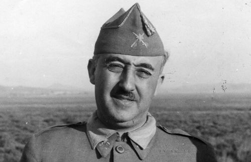 Nach einem blutigen Bürgerkrieg 1939 an die Herrschaft gelangt, hat General Francisco Franco alle anderen autoritären Regime in Europa überdauert. Erst nach seinem Tod 1975 wurde Spanien demokratisch. Doch bis heute ist das Land von den Spuren seiner Herrschaft gezeichnet. Seit dem brutalen Bruderkrieg zwischen Verfechtern der Republik und reaktionären Militärs unter Francos Führung von 1936 bis 1939 ist Spanien ein zerrissenes Land geblieben. Dauerbrandherde in Katalonien und im Baskenland zeugen bis heute davon. Der „Caudillo“, wie Franco von seinen Anhängern genannt wurde, kam einst mit massiver Schützenhilfe der Diktatoren Hitler und Mussolini an die Macht. Und doch verstand er es, sein Land aus dem Zweiten Weltkrieg herauszuhalten und seine Macht in der Zeit des Kalten Krieges zu bewahren. Vier Jahrzehnte lang erstickte Franco alle oppositionellen Regungen und umwarb sein Volk zugleich mit den Früchten des Wirtschaftsaufschwungs und des Tourismus. Seit den 60er-Jahren entwickelte Spanien sich zum Ferienparadies größtenteils deutscher Urlauber. Spanische „Gastarbeiter“ wiederum trugen zum westdeutschen Wirtschaftsaufschwung bei, während einstige deutsche Nazis in Spanien Unterschlupf und Auskommen fanden.