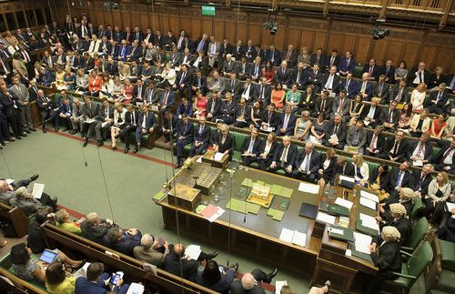 Das House of Commons, das britische Unterhaus, ließ den Brexit-Deal von Theresa May mit einer historischen Mehrheit durchfallen. Jetzt könnte das Parlament selbst mehr Kontrolle im weiteren Vorgehen übernehmen. Am kommenden Dienstag findet eine Sitzung zur nächsten Regierungsvorlage über ein EU-Austrittsgesetz statt, und zahlreiche Abgeordnete haben beschlossen, die Suche nach einem Kompromiss nun selbst in die Hand zu nehmen. Sechs Anträge liegen bisher für eine Abstimmung vor, welche die Regierung in ihren Verhandlungen mit Brüssel mit Anweisungen versehen sollen. Welche davon letztlich zur Abstimmung gestellt werden, entscheidet im britischen Unterhaus der Speaker, John Bercow. Die Pläne: Eine Gruppe um die Labour-Abgeordnete Yvette Cooper will über einen Antrag abstimmen lassen, nach dem der Brexit bis zum Jahresende verschoben würde, wenn es bis Ende Februar keine gemeinsame Lösung gibt. Der Tory-Abgeordnete und Europafreund Dominic Grieve wiederum möchte es den Abgeordneten ermöglichen, endlich über verschiedene Brexit-Modelle abstimmen zu können, um den Meinungsbildungsprozess im Unterhaus zu befördern und herauszufinden, welche Kompromisse eine Mehrheit finden würden.