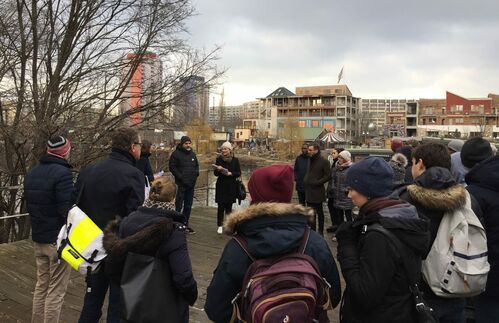 Teilen eine Antwort auf die wachsenden Sozialkonflikte im Immobilienmarkt? Architektin Daria Grouhi stellt aktuelle genossenschaftliche Initiativen am Ufer der Spree in Berlin-Mitte vor.