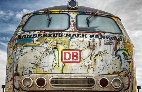 Die Bahn will ihr fortwährendes Imageproblem – trotz immer mehr Kunden – in den Griff bekommen. Denn zwischen Pannen und Verspätungen gibt es nun gute Nachrichten vom Konzern: Es werden mal wieder neue Züge angeschafft. Das Angebot im Fernverkehr soll mit zusätzlichen ICE ausgebaut werden, berichtete Personenverkehrsvorstand Berthold Huber der Deutschen Presse-Agentur. Bereits 2019 kommen 15 neue ICE 4 in die Flotte, zehn neue Doppelstock-Intercity (IC) werden angeschafft – ebenfalls dieses Jahr. Bestellt würden jetzt außerdem 23 neue Eurocity-Züge. Insgesamt sollen bis 2024 somit 200 neue Züge für mehr als 6 Milliarden Euro in die Flotte kommen. Damit wolle die Bahn die erfreuliche Tendenz fortschreiben, „dass so viele Menschen wie niemals zuvor mit unseren ICE und IC-Zügen fahren“, sagte Huber.