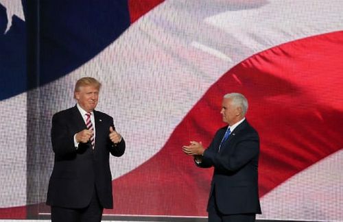 Wie lange sich Trump noch im Amt halten kann – oder ob gar eine Wiederwahl gelingt –, ist angesichts der vielen aktuellen politischen Entwicklungen absolut fraglich. Eine Amtsenthebung ist hingegen unwahrscheinlicher geworden, denn davon hält die Vorsitzende des Repräsentantenhauses nichts. Trump sei es „einfach nicht wert“, erklärte Nancy Pelosi in einem Interview der „Washington Post“. Für ein Amtsenthebungsverfahren gegen den Präsidenten legte sie zugleich die Messlatte hoch: Solange es nicht „derart zwingende und überwältigende“ Gründe sowie eine überparteiliche Zustimmung gebe, „sollten wir diesen Pfad, denke ich, nicht beschreiten, weil er das Land spalten würde“, sagte die Demokratin. Zwar hat sich Pelosi zuvor schon ähnlich geäußert. Doch gab sie ihrer Fraktion und den Wählern nun deutlich zu verstehen, dass ihre Partei nicht mit Versuchen voranpreschen wird, Trump aus dem Amt zu entfernen. Zuletzt haben die im Repräsentantenhaus dominierenden Demokraten etliche groß angelegte Untersuchungen zu Trumps Umfeld, dessen Finanzen und Politik auf den Weg gebracht.