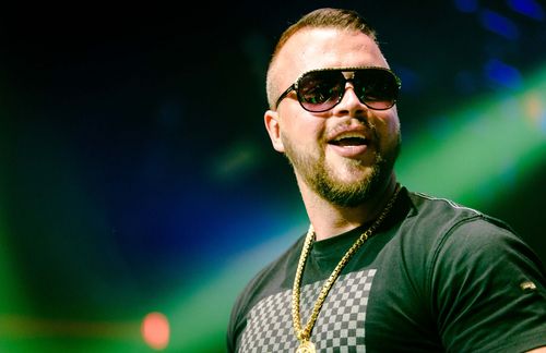 Mit ihrem Album „Jung Brutal Gutaussehend 3“ waren die bekannten deutschen Rapper Kollegah und Farid Bang für den Echo 2018 nominiert – in der Premium-Kategorie „Album des Jahres“. Doch die XXL-Version des Albums enthält einen Song, auf dem Farid Bang sich für seine Erfolge beim Muskeltraining selbst lobt, und zwar so: „Mein Körper definierter als von Auschwitz-Insassen“. Die Empörung war groß. Mehrere Musiker gaben ihre Echo-Preise zurück – darunter Stardirigent Daniel Barenboim und Sänger Marius-Müller Westernhagen. Kritik gab es auch, weil die Ehrung für die Rapper am 12. April war: dem Tag, an dem besonders in Israel an die sechs Millionen ermordeten Juden erinnert wird. Zwar entschuldigte sich der Organisator des Echos, der Bundesverband Musikindustrie (BVMI), für die Preisvergabe, zog aber dennoch Konsequenzen – und verkündete das Aus für den Musikpreis. 