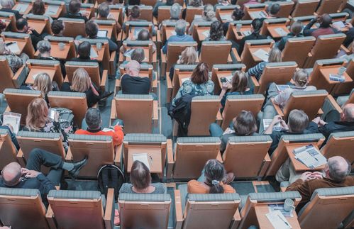 Im Vergleich zu den Naturwissenschaften führen die Geisteswissenschaften im 21. Jahrhundert ein Nischendasein – zumindest, wenn man sich die Anzahl der Beschäftigten anschaut. So gab es 2016 lediglich 7.890 sozialversicherungspflichtig beschäftigte Geisteswissenschaftler in Deutschland; im Vergleich dazu gab es hingegen allein 49.099 beschäftigte Biologen. Auch bei den Ausgaben und Drittmitteln existieren deutliche Unterschiede: Die mit 510.100 Euro höchsten Drittmitteleinnahmen je Professor waren 2015 im Bereich der Humanmedizin und Gesundheitswissenschaften zu verzeichnen, gefolgt von der Mathematik und den Naturwissenschaften mit 292.600 Euro. Die Drittmitteleinnahmen in den Geisteswissenschaften (116 800 Euro) sowie in den Rechts-, Wirtschafts- und Sozialwissenschaften (66 800 Euro) blieben deutlich dahinter zurück. 