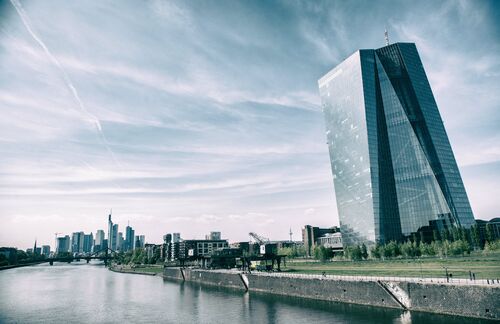 Die Europäische Zentralbank, hier ihre Zentrale in Frankfurt am Mainufer, ist eine der Übeltäterinnen für die Zinsmisere der deutschen Sparer – und wird es vorerst auch bleiben. Denn erst in der vergangenen, ersten Juni-Woche erklärte die EZB, den Leitzins in Europa länger als bislang geplant auf dem historischen Tiefststand von 0,0 Prozent zu belassen. „Der EZB-Rat geht davon aus, dass die Leitzinsen der EZB mindestens bis zur ersten Jahreshälfte 2020 auf ihrem derzeitigen Niveau bleiben“, sagte ein Sprecher nach der Sitzung der Notenbankchefs der Eurozone, die in diesem Jahr im litauischen Vilnius stattfand. Auf diesen Tiefstwert hatte die Zentralbank den Leitzins im März 2016 gesenkt, um mit günstigem Kapital Konjunktur und Inflation anzukurbeln. In den vergangenen Monaten verschlechterten sich aber angesichts des Handelstreits der USA mit China, des Brexit sowie weiteren geopolitischen Risiken die Wachstumsaussichten für die Wirtschaft – und fesseln den Leitzins damit vorerst weiter im Keller.