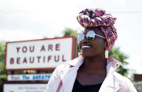 Vor allem Frauen und Mädchen sind in einigen afrikanischen Ländern noch immer Gewalt, Gefahr und Diskriminierung ausgesetzt – etwa bei der Genitalverstümmelung. Die Weltgesundheitsorganisation (WHO) schätzt, dass weltweit 200 Millionen beschnittene Mädchen und Frauen leben. Die Vereinten Nationen haben im Dezember 2012 alle Mitgliedsstaaten verpflichtet, Gesetze gegen weibliche Genitalverstümmelung zu erlassen und zur Abschaffung beizutragen. Im September 2013 ist Deutschland dieser Pflicht mit §226a StGB nachgekommen, und im November 2013 hat die EU beschlossen, sich alljährlich über die Fortschritte bei der Prävention und Unterstützung der Betroffenen in ihren Mitgliedsstaaten zu informieren. Nach einer UNICEF-Studie ist die Genitalverstümmelung von Mädchen und Frauen seit den 1980er-Jahren weltweit um etwa ein Drittel zurückgegangen. Allerdings sind die Erfolge in der Bekämpfung des traditionellen Rituals von Land zu Land sehr unterschiedlich. Während Genitalverstümmelung von Mädchen und Frauen sich in Nigeria, Zentralafrika oder Liberia um die Hälfte verringert hat, sind in Somalia, Guinea, Ägypten und Djibouti weiterhin etwa 90 Prozent der weiblichen Bevölkerung von Genitalverstümmelung betroffen.