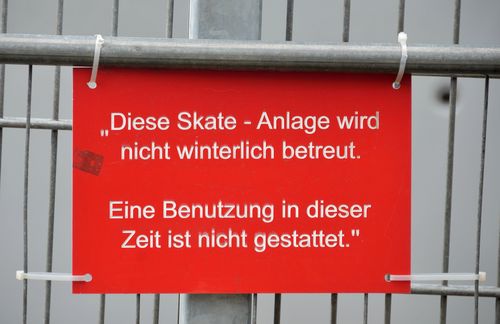 Ein Verbot auf einem Schild als Zitat? Was soll uns das sagen, wenn uns die „Gänsefüßchen“ doch zunächst vor die schwierige Fragen stellen, wer das wann, wo, wozu, zu wem und mit welchem Recht gesagt haben könnte? Vielleicht ist es nur ein Beispiel aus einer Sammlung von witzigen behördlichen Stilblüten (Was soll bitte eine „winterliche Betreuung“ sein? Schaut da der Weihnachtsmann vorbei?). Vorschlag: nicht lang darüber nachdenken, sondern „in dieser Zeit“ einfach weiter skaten.