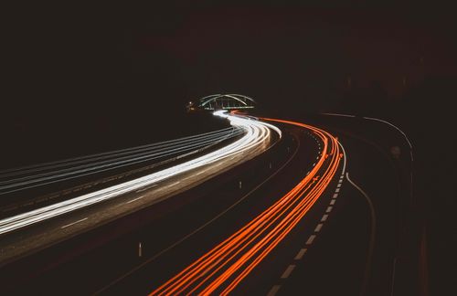 Im Sommer ächzen viele Dörfer in Tirol unter Blechlawinen, die sich auf den Landstraßen durch Österreich hindurch in Richtung Süden bewegen. Das Motto: Wer Stau und Maut auf der Autobahn vermeiden will, biegt ab auf die Landstraße. Tirol hat diese Ausweichrouten kurzerhand für Durchreisende gesperrt. Betroffen sind die Inntalautobahn (A12) und die Brennerautobahn (A13). An allen Wochenenden von Samstag um 7 Uhr bis Sonntag um 19 Uhr und auch an verlängerten Wochenenden wird das Verbot durchgesetzt. Die Maßnahme gilt seit dem 20. Juni und noch bis Mitte September. Grundsätzlich gilt die Sperrung der Landstraßen für den gesamten Verkehr, also für Auto, Lkw und Motorrad. Nicht betroffen sind Autofahrer, die direkt Innsbruck oder eines der umliegenden Dörfer ansteuern.