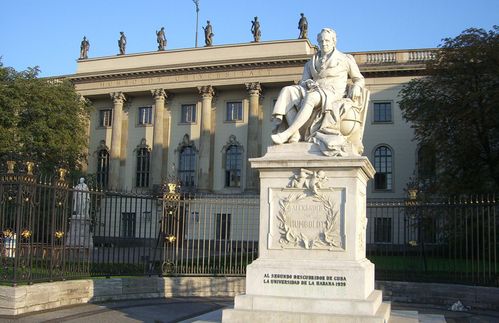 Er hat das gemacht, wovon heute viele träumen: den Job an den Nagel gehängt und die Welt bereist. Als junger, unbekannter Mann brach Alexander von Humboldt nach Iberoamerika auf – und kehrte nach fünf Jahren als bekanntester Wissenschaftler seiner Zeit nach Europa zurück. Im Gepäck unzählige Pflanzen und Tiere – im Kopf ein neues, ganzheitliches Verständnis der Welt. „Humboldt ist so aktuell wie nie zuvor. Er dachte schon immer global, war überzeugter Europäer und glühender Umweltaktivist. Er erkannte als einer der Ersten das Unheil des menschengemachten Klimawandels, warnte bereits Anfang des 19. Jahrhunderts vor der Rodung des Regenwalds“, sagte Verleger Albert C. Eibl anlässlich des 250. Geburtstags zu BILD.