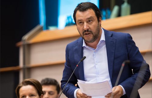 Am 9. März 1973 wird in Mailand der bis September 2019 amtierende italienische Innenminister Matteo Salvini geboren – als Sohn eines Betriebsleiters und einer Hausfrau geboren. Er besucht das humanistische Manzoni-Gymnasium in Mailand, macht 1992 das Abitur und beginnt ein Studium der Geschichte, das er nie beendete. Ab 1997 verfolgt Salvini eine Karriere als Journalist und Politiker der separatistisch ausgerichteten Lega Nord, deren Gründer Umberto Bossi mit dem Ziel eines „freien Padaniens“ die Abspaltung des reichen Norden Italiens vom armen Süden propagierte. Bei der Europawahl 2004 wurde er in das Europäische Parlament gewählt, dem er bis März 2018 angehörte. Nach den Parlamentswahlen im März 2018 zog er in den italienischen Senat ein. Am 1. Juni 2018 wurde er im Kabinett Conte I als Innenminister vereidigt. Zusammen mit Luigi Di Maio war er zudem stellvertretender Ministerpräsident. Am 8. August 2019 verkündete Salvini den Bruch der Koalition, zwölf Tage später gab Italiens Ministerpräsident Giuseppe Conte seinen Rücktritt und das Ende seiner Regierung aus Fünf-Sterne-Bewegung und Lega Nord bekannt.