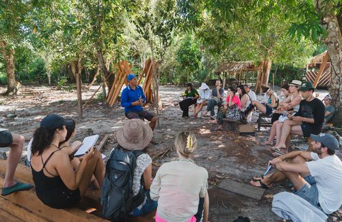 Die Transcultural Student Research Group 2019 behandelt insgesamt vier Fallstudien in Brasilien: Eine der Forschungsreisen bestand darin, sich auf einem Hausboot im Amazonasgebiet mit den Führungsimplikationen nachhaltiger Entwicklung zu beschäftigen. In gemischten Kleingruppen aus brasilianischen und deutschen Studierenden arbeiteten die Teilnehmer an ihren gemeinsamen Forschungsfragen. Wenig überrascht da das Fazit von ZU-Wissenschaftlerin Baumann Montecinos: „Es war eine großartige transkulturelle Erfahrung zu beobachten, dass wir uns innerhalb der deutsch-brasilianischen Forschungsgruppe sehr ähnlich waren und hervorragend zusammengearbeitet haben. Alle Teilnehmer teilten das gemeinsame Ziel, sich mit verschiedenen Perspektiven auf nachhaltige Entwicklung auseinanderzusetzen." Während der Reise hatte die Transcultural Student Research Group nicht nur die Möglichkeit, die Schönheit der Amazonasregion zu erleben, sondern auch mehr über die Bedrohungen zu erfahren, denen diese Region ausgesetzt ist.