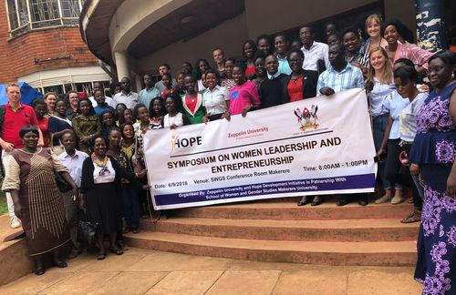 Insgesamt acht junge Forscher waren im September 2018 bei einer Forschungsreise nach Uganda als Teil der Transcultural Student Research Group dabei, die vom Leadership Excellence Institute Zeppelin initiiert und von LEIZ-Wissenschaftler Dominik Fischer geleitet wurde. Ziel des Forschungsprojekts war es, die Arbeit der Hope Development Initiative (HDI) aus Forschungssicht zu dokumentieren. Die HDI ist ein Social Entrepreneurship-Unternehmen, das die Lebenssituation von Frauen im Amolatar District in Uganda durch Reisanbau zu verbessern versucht. Alle Teilnehmer berichteten von außergewöhnlichen Erfahrungen und umfangreichen Möglichkeiten, Forschungsdaten zu sammeln. Nach ihrer Rückkehr nach Deutschland wurden die Ergebnisse ausgewertet und in Forschungsberichte gegossen. Im November 2019 erscheint ein Buch mit den Ergebnissen dieses Projekts.