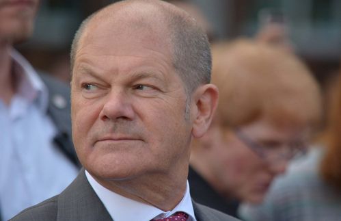 Im August setzte sich der sozialdemokratische Vizekanzler und Finanzminister Olaf Scholz im Bundeskabinett durch: Die größte Steuersenkung seit mehr als zehn Jahren werde das, versprach der einstige Hamburger Landesvater. Das heißt: Der Solidaritätszuschlag soll abgeschafft werden. Das heißt aber auch: Der Soli soll nicht für alle Bundesbürger wegfallen. Laut Vorschlag soll der Soli von 2021 an für rund 90 Prozent der Steuerzahler komplett wegfallen, für weitere 6,5 Prozent zumindest teilweise. „Die wenigen auch nach Auslaufen des Solidarpaktes zum Jahresende verbleibenden Kosten werden zukünftig von denen geschultert, die mehr haben als andere“, sagte Scholz bei der Vorstellung des Gesetzentwurfs. „Das ist fair und wird auch einer verfassungsrechtlichen Prüfung standhalten.“