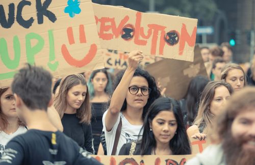 Mit nur einem Satz schrieb die schwedische Klimaaktivistin, Kopf der weltweiten Fridays for Future-Bewegung, endgültig Geschichte: „How dare you?!“ Immer wieder schleuderte Thunberg auf dem UN-Klimagipfel im Frühherbst dieses Jahres den anwesenden Politikern diesen Satz entgegen. Während ihrer Rede drückte ihre Mimik ihre Verzweiflung, ihre Wut aus, in ihren Augen standen Tränen. „Menschen leiden, Menschen sterben, ganze Ökosysteme kollabieren. Wir sind am Anfang eines Massenaussterbens, und alles, worüber Sie reden können, sind Geld und Märchen vom ewigen wirtschaftlichen Wachstum. How dare you?!“ Schonungslos rechnete Thunberg mit den Politikern ab, die ihrer Meinung nach jahrzehntelang zu wenig für den Klima- und Umweltschutz getan haben. Im Zentrum dieser Abrechnung eine rhetorische Frage als Stilmittel – und eine große Portion Charisma. 