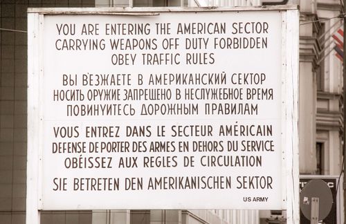 Vor 30 Jahren – im Jahr der demokratischen Revolutionen und des Mauerfalls – ging ein Aufsatz mit dem bescheidenen Titel „Das Ende der Geschichte“ um die Welt. Verfasst hatte ihn Francis Fukuyama, ein amerikanischer Politologe. Die Botschaft: Wir – der „wirtschaftliche und politische Liberalismus“ – haben gewonnen, die Totalitären und Autoritären sind endgültig erledigt. Die Zukunft gehöre allein der Demokratie und der Marktwirtschaft, die „alle Widersprüche überwinden und alle Bedürfnisse befriedigen“ würden. Mithin sei auch der Krieg der Ideologien vorbei. Damit war die Schrift deutlich geprägt von der sich abzeichnenden Auflösung des Systemkonflikts zwischen kapitalistischer Demokratie und planwirtschaftlichem Staatskommunismus. Kurz gesagt vertrat der Autor die These, dass die Geschichte ein Siegeslauf des ökonomischen und politischen Liberalismus sei, der sich künftig weltweit ausbreiten werde. Habe sich die westliche Demokratie als Regierungsform überall durchgesetzt, sei die „final form of human government” erreicht – und damit das Ende der Geschichte.