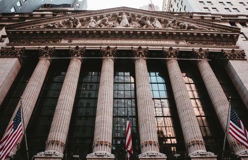 Die New Yorker Wall Street gilt als Zentrum der Finanzindustrie – mit der New York Stock Exchange als Mittelpunkt. 1647 entschloss sich die Niederländische Westindien-Kompanie in der Stadt Nieuw Amsterdam für Ordnung zu sorgen. Diese Aufgabe sollte Petrus Stuyvesant übernehmen. Während seiner 17 Jahre dauernden Amtszeit als Gouverneur wurden das erste Krankenhaus, das erste Gefängnis und die erste Schule gebaut. Als Schutz vor Überfällen der Indianer ließ er 1652 im Norden der Stadt quer über die Insel einen Wall aufschütten, der später der dort verlaufenden Straße ihren Namen gab. Heute bildet die rund 800 Meter lange Straße das Zentrum des New Yorker Finanzdistrikts. Zugleich wird mit dem Begriff Wall Street auch die US-amerikanische Finanzindustrie als Ganzes bezeichnet.