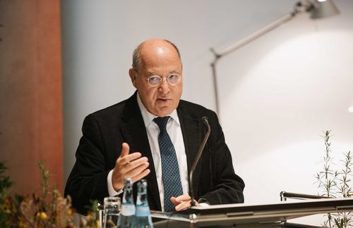 „Deutschland und Europa 30 Jahre nach dem Mauerfall – Verunsicherung und Perspektiven“ lautete das Thema, als Gregor Gysi am 15. November die BürgerUniversität der Zeppelin Universität in Friedrichshafen besuchte. Der gebürtige Berliner Gysi wurde vor 30 Jahren am 4. November 1989 mit seinem Auftritt vor einer halben Million Menschen auf der Massenkundgebung auf dem Berliner Alexanderplatz zu einem prägenden Gesicht der politischen Linken während der Wende und in den folgenden Jahrzehnten. Zu seinen politischen Erfolgen gehörten der Übergang von der DDR-Staatspartei SED in die PDS und schließlich mit der Partei Die Linke die bundesweite Etablierung einer Partei links von SPD. Der promovierte Jurist gehört dem Deutschen Bundestag seit 1990 an, war zwischenzeitlich Berliner Bürgermeister und Senator für Wirtschaft, Arbeit und Frauen in einer SPD-PDS-Koalition, gewann seinen Bundestagswahlkreis Berlin-Treptow-Köpenick seit 2005 dreimal direkt und ist seit 2016 Präsident der Europäischen Linken.