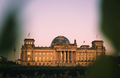 Ein Kreuzchen – und so viele Folgen: Das Ergebnis einer Wahl kann je nach Wahlsystem und trotz gleicher Stimmenverteilung ganz unterschiedlich aussehen. Grund dafür ist das Wahlsystem, das etwa darüber entscheidet, wie gewählt wird, wie Stimmen gewichtet und Wahlkreise geschnitten werden. Bei der relativen Mehrheitswahl wird das Wahlgebiet in so viele Wahlkreise unterteilt, wie Abgeordnete zu wählen sind. Jeder Wahlkreis wählt einen Abgeordneten. Man spricht daher von Einpersonenwahlkreisen. Der Wähler hat eine Stimme pro Kandidat oder Kandidatin. Wer von ihnen mehr Stimmen als jeder andere der Mitbewerber, das heißt die relative Mehrheit, auf sich vereinigt, zieht ins Parlament ein. Die Stimmen für die unterlegenen Kandidaten gehen verloren. Die Zusammensetzung des Parlaments ist leicht durchschaubar, da sich in der Regel klare Mehrheiten bilden. Die relative Mehrheitswahl hat einen mehrheitsbildenden Effekt.