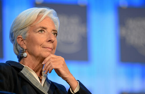 Sie ist die erste Frau an der Spitze der Europäischen Zentralbank: Christine Lagarde. Während Klimaaktivisten und Globalisierungskritiker Anfang November gegen die Geldpolitik der EZB demonstrierten, wurde die einstige Chefin des Internationalen Währungsfonds zur Notenbank-Frontfrau gekürt. Doch eine Kehrtwende zeichnet sich vorerst nicht ab. Lagarde, ehemals französische Finanzministerin, hatte bereits Sympathie für eine Fortsetzung der ultralockeren Geldpolitik erkennen lassen. Allerdings will sie mögliche negative Folgen und Nebeneffekte des EZB-Kurses genauer in den Blick nehmen. Die Sorgen der Menschen müssten beachtet werden, versprach die Frau, die nun über die Geldpolitik für den gemeinsamen Währungsraum von 19 Ländern entscheidet. Auch Vorgänger Mario Draghi hatte in seiner Amtszeit wiederholt Reformen gefordert. Vor dem Ende der Amtszeit des Italieners hatten Europas Währungshüter ihren Anti-Krisen-Kurs trotzdem verschärft. Beschlossen wurde ein Maßnahmenpaket gegen Konjunkturschwäche mit höheren Strafzinsen für Banken, frischen Milliarden für Anleihenkäufe ab 1. November und einem vorerst zementierten Zinstief.