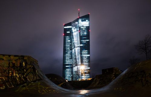 201 Meter hoch, 1,2 Milliarden Euro teuer, vier Jahre Bauzeit – der im März 2015 eröffnete Neubau der Zentrale der Europäischen Zentralbank ist für viele EU-Bürger zum Symbolbild der Ära von EZB-Präsident Mario Draghi geworden. Denn ähnlich wie das von Wolf Prix entworfene Gebäude hat auch der Notenbanker polarisiert. Den einen gilt er als Schrecken der deutschen Sparer, den anderen als der Retter der Eurozone. Mit Nullzins, Strafzins für Banken und Anleihekäufen zog Draghi im Kampf gegen Mini-Inflation und Konjunkturflaute alle Register. Nie zuvor hat die Zentralbank über einen so langen Zeitraum so viel billiges Geld in den Markt gepumpt. Kurz vor Ende seiner achtjährigen Amtszeit setzte Draghi gegen heftige Widerstände sogar noch eine Verschärfung der ultralockeren Geldpolitik durch. Immerhin: Draghi selbst ist mit sich im Reinen. „Ich fühle mich wie jemand, der versucht hat, das Mandat bestmöglich zu erfüllen“, sagte er bei seiner letzten Pressekonferenz im Oktober in Frankfurt. Eine Einstellung, die Raum für eine Zukunft in Politik und Wirtschaft lässt. Aber ob er noch einmal ein öffentliches Amt anstrebt oder vielleicht sogar in seinem Heimatland Italien die politische Bühne betritt, lässt Draghi vorerst offen. Er habe keine genauen Pläne zu seiner Zukunft: „Fragen Sie am besten meine Frau.“