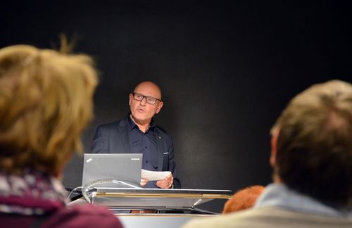 Hannes Bauer ist seit April 2009 Pfarrer in Friedrichshafen. Beim dritten Termin des Studium Generale erklärte er, wie Wertvorstellungen entstehen und welchen Einfluss sie auf die Entscheidungsfindung haben. Denn in einer Zeit, in der Entscheidungen in einer immer höheren Taktung getroffen werden müssen, bieten Moral, Werte und Ethik Rahmenlinien, welche die Entscheidungsfindung leiten sollten. Insgesamt, so Bauer, lassen sich etwa zwischen 120 und 400 Werte in den Weltgesellschaften finden – die Hälfte davon wird aktiv gelebt. Was relativ niedrig scheint, lässt sich vor allem mit Überschneidungen zwischen einzelnen Kulturen erklären. Bauer, der sich schon als Student und später als Auslandspfarrer mit unterschiedlichsten Kulturen beschäftigte, ist der Meinung, dass Kulturen weltweit durch eine Moralphilosophie mit universellem Geltungsanspruch verbunden sind.