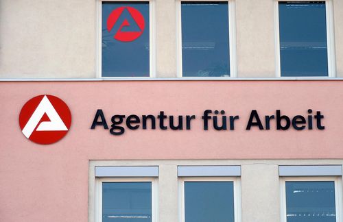 Die Zahl der Arbeitslosen in Deutschland ist im November auf 2,180 Millionen gesunken und hat damit den niedrigsten Stand seit der Wiedervereinigung erreicht. Die Arbeitslosenquote blieb unverändert bei 4,8 Prozent. Das geht aus Zahlen der Bundesagentur für Arbeit hervor. „Die aktuelle konjunkturelle Schwäche ist am Arbeitsmarkt weiterhin spürbar“, sagte der Vorstandsvorsitzende der Bundesagentur, Detlef Scheele dennoch. „Alles in allem zeigt er sich aber robust.“ Zwar äußert sich die Konjunkturproblematik auch in der Arbeitsmarktstatistik, etwa bei den offenen Stellen, Experten zufolge ist die günstige Entwicklung auf dem Arbeitsmarkt trotz schwacher Konjunktur vor allem auf den Konsum zurückzuführen. Die weiterhin positive Konsumlaune gleiche die Schwächen etwa in der Industrie aus.