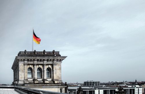 Wer hat eigentlich das Sagen unter diesen Zinnen des Deutschen Bundestags? Nicht immer verstehen Bürger in der Bundesrepublik, wie Institutionen, Ministerien oder auch Kommunen ihre Entscheidungen treffen. Offenes Verwaltungshandeln, auch Open Government genannt, soll dabei helfen. Unter dem Sammelbegriff verstehen Bund, Länder und Kommunen Partizipation, Teilhabe und Engagement der Zivilgesellschaft, Transparenz und Rechenschaft, Zusammenarbeit und Innovation sowie Korruptionsprävention und -bekämpfung. Der „Zweite Nationale Aktionsplan 2019-2021“ soll dabei helfen, Open Government in Deutschland zu stärken und weiter voranzutreiben, offen für neue Ideen und Antworten zu sein, zuzuhören, zu erklären und aufzuklären, ehrlich miteinander umzugehen und Rechenschaft abzulegen – „das muss Teil unserer Regierungs- und Verwaltungskultur sein“, schreibt die Bundeskanzlerin Angela Merkel (CDU) im Vorwort des Berichts, und erklärt weiter: „Teilhabe, Transparenz und Zusammenarbeit sind Grundpfeiler unserer Demokratie und unerlässlich für ein gelingendes gesellschaftliches Miteinander. Und die zahlreichen und komplexen Herausforderungen unserer Zeit verlangen in besonderer Weise gemeinsame Anstrengungen und eine Lösungssuche mit Hilfe innovativer Ansätze.“