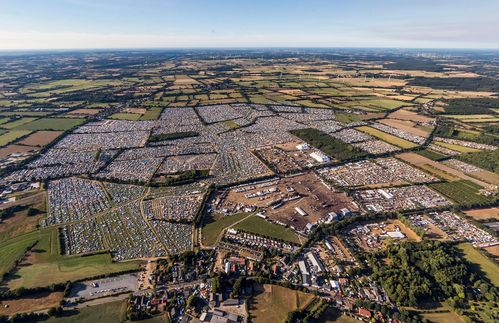 Achtung, optische Täuschung: Das ist keine Kleinstadt – sondern ein Dorf. Am unteren Bildrand stehen einige Häuser aus Stein oder Beton, der Rest ist eines der größten Provisorien der Welt: das Wacken Open Air. Jährlich pilgern 85.000 Metal-Heads in das kleine, gleichnamige Dorf Wacken in Schleswig-Holstein und feiern eine der größten Musikpartys Europas und der Welt. Kein Wunder, dass Wacken, Institution der Szene, für das kommende Jahr bereits restlos ausverkauft ist – obwohl das Festival erst vom 30. Juli bis 1. August 2020 stattfindet und die Tickets im regulären Verkauf nicht unter 200 Euro starteten. 