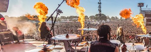 Wenn der Frontmann von Slipknot anfängt zu schreien, die Kühe ihre Schädel im Takt wippen und in einem nahegelegenen Altersheim sogar zwei Senioren ausbüxen, dann hat in Wacken die fünfte Jahreszeit begonnen: Das größte Heavy-Metal-Festival Europas. Veranstalter Holger Hübner hat aus seinem Dorf eine Rocker-Hauptstadt gemacht. Und trotzdem: „Ein Festival“, sagt er bei seinem Besuch an der Zeppelin Universität, „definiert sich nicht nur über seine Musik.“