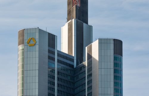 Doch der Zusammenschluss der beiden Institute ruft auch Widerstand auf die Tagesordnung: Mitarbeiter von Deutscher Bank und Commerzbank wollen nach einem Bericht des Handelsblatts gemeinsam Widerstand gegen eine Fusion der zwei größten deutschen Privatbanken leisten. Darauf hätten sich die bei der Gewerkschaft ver.di organisierten Arbeitnehmervertreter beider Geldhäuser bei einem Treffen verständigt. Mit dem Slogan „Getrennt in den Farben, gemeinsam in den Zielen“ wollten Mitarbeiter von Deutscher Bank und Commerzbank in den kommenden Wochen deutlich machen, warum eine Fusion aus ihrer Sicht falsch wäre. Die Planungen von ver.di sähen Warnstreiks im Zuge der laufenden Tarifrunde vor – an jedem Arbeitstag in einer anderen Stadt, wie es hieß. ver.di befürchtet bei einer Fusion den Verlust von tausenden Arbeitsplätzen.