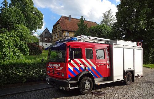 Die Freiwillige Feuerwehr in W. stellt ihr neues „Löschfahrzeug 16“ stolz ins Bild. Aber was wollen uns die blauen Streifen sagen, die aussehen, als wollten sie den roten Grundton bald ganz überdecken?