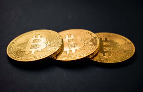 Noch weniger greifbar als Geld in Scheinform ist eine noch junge Form des digitalen Vermögens: Bitcoin. Zurzeit gibt es nach Angaben der Internetseite coinmarketcap.com etwa 5.000 Kryptowährungen mit einem Marktvolumen von rund 210 Milliarden Dollar. Kryptowährungen sind digitale Zahlungsmittel, die auf kryptographischen Werkzeugen wie Blockchains und digitalen Signaturen basieren. Als Zahlungssystem sollen sie unabhängig, verteilt und sicher sein. Sie sind keine Währungen im eigentlichen Sinne. Einige in Digitalwährungen engagierte Anleger und Interessierte sprechen schon seit längerem von einem sicheren Hafen oder von digitalem Gold, wenn es um Kryptoanlagen wie Bitcoin geht. Diese Ansicht hat sich an den Finanzmärkten, insbesondere unter Profianlegern, bislang nicht durchgesetzt. Ein Grund dafür dürften die hohen Kursschwankungen sein, denen Digitalwährungen ausgesetzt sind. Zudem werden immer wieder Betrugsfälle und Diebstähle bekannt, was dem Ruf und der Verbreitung von Digitalwährungen schadet.