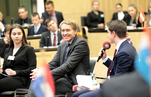 Früh übt sich: Bundesratspräsident Daniel Günther traf im Januar 2019 rund 160 Jugendliche aus ganz Deutschland und fünf europäischen Staaten und diskutierte mit ihnen über Europa. Das Treffen ist Teil des Projekts Modell Europa-Parlament (MEP), das für zwei Tage im Bundesrat zu Gast ist. Hier lernen die Schüler zwar die Funktionsweisen des Europäischen Parlaments kennen, erfahren aber auch viel über die Wirkmechanismen des Bundesrates. Ausgehend von der Prämisse der originären Länderzuständigkeit, hat das Grundgesetz dem Bund überwiegend die Kompetenzen im Bereich der Gesetzgebung übertragen. In der eigenen Zuständigkeit der Länder verbleiben nur noch wenige Bereiche, wie zum Beispiel die Bildung, die Kultur und das Polizei- und Ordnungsrecht. Nur dort können die jeweiligen Landesparlamente eigene Gesetze erlassen. Der weit überwiegende Teil der Gesetze wird vom Deutschen Bundestag und damit vom Bund beschlossen.