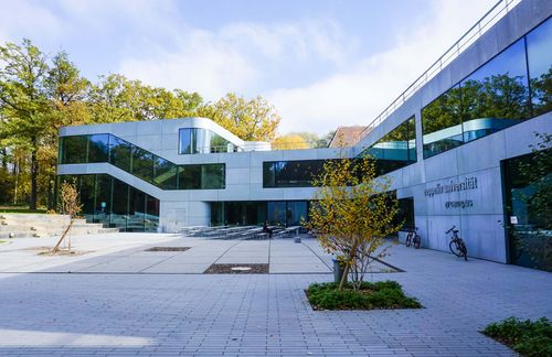 Auch für die Zeppelin Universität, die vom engen Betreuungsverhältnis zwischen Lehrenden und Lernenden und einem intensiven Austausch lebt, ist die Coronavirus-Pandemie eine gewaltige Herausforderung – aber auch eine Chance. „Die Sorge um den Schutz von gesundheitlich gefährdeten Dozierenden, Mitarbeitenden und Studierenden macht es notwendig, einen Teil der Lehre digital zu leisten“, erklärt ZU-Präsident Professor Dr. Klaus Mühlhahn. Aber: Er ist überzeugt, dass auch digitale Lehre inspirierend und produktiv sein kann. „Wir sind im Moment aber alle dabei, die richtigen Formate dafür zu entwickeln. Wichtig ist, dass auch im digitalen Seminar die Studierenden uneingeschränkt Fragen stellen und intensiv diskutieren können und darüber hinaus individuell und persönlich mitgenommen werden.“ Für seine Zeit an der Zeppelin Universität geht er deshalb davon aus, dass trotz aller Fortschritte noch weiterhin Experimente, neue Initiativen und Ansätze ausprobiert werden müssen, „bis wir ein gutes Format gefunden haben.“