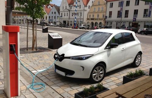 In Deutschland ziehen die Verkäufe von Elektroautos bisher nur schleppend an. Der erfolgreichste Stromer kam im vergangenen Jahr mit rund 9.500 verkauften Exemplaren aus Frankreich: der Renault Zoe. Die Basisversion kommt gut 300 Kilometer weit mit einer Akkuladung, kostet dafür allerdings auch nur 21.900 Euro. Für die Batterie, das ist anders als bei fast allen weiteren Herstellern, verlangt Renault 69 bis 119 Euro pro Monat – abhängig davon, wie viele Kilometer man pro Jahr fährt. Abziehen kann man die mittlerweile erhöhte E-Auto-Prämie von 6.000 Euro. Damit gehört das französische Batterieauto zu den günstigsten Modellen auf dem Markt. „Wir haben früh ein Elektroauto auf den Markt gebracht und jetzt schon die Erfahrung, die andere erst noch sammeln müssen“, sagte Renault-Deutschlandchef Uwe Hochgeschurtz im vergangenen Jahr zur Tageszeitung WELT. „Außerdem ist der größte Teil unserer Entwicklungskosten für das Elektroauto schon abgeschrieben, deshalb können wir den Zoe günstig anbieten.“