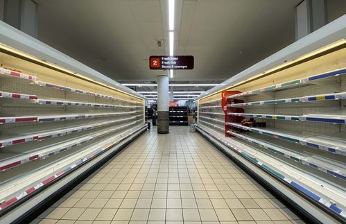 Diesen Anblick erleben viele Supermarktkunden auch in Deutschland immer häufiger: Leere Regale, vor allem bei Brot, Mehl, Konserven oder Klopapier. Trotz Hamsterkäufen wegen der Corona-Krise ist die Lebensmittelversorgung in Deutschland aus Sicht des Bundesamtes für Bevölkerungsschutz und Katastrophenhilfe aber nicht gefährdet. Es gebe im Moment auch „Planung, die staatlichen Nahrungsmittelreserven in irgendeiner Form anzutasten“, sagte der Präsident des Bundesamtes Christoph Unger dem „Tagesspiegel am Sonntag“. Unger riet zudem von Hamsterkäufen ab. Vorratshaltung sei zwar gut, aber „Hamstern ist unsinnig“, sagte er der Zeitung. Die staatlichen Notreserven bestehen nach Angaben des Landwirtschaftsministeriums aus Weizen, Roggen und Hafer zur Mehlproduktion sowie Reis, Erbsen, Linsen und Kondensmilch. Die Nahrungsmittel sollen im Krisenfall vor allem an Verbraucher in den Ballungsregionen abgegeben werden, um die dortige Bevölkerung zumindest mit einer warmen Mahlzeit am Tag verpflegen zu können.