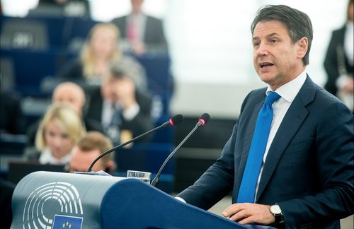 Italiens Ministerpräsident Giuseppe Conte gilt in der Corona-Krise als der zentrale Verfechter sogenannter Corona-Bonds. Am vergangenen Wochenende hat er vor der wohl entscheidenden Videokonferenz der EU-Staats- und Regierungschefs erneut für mehr Solidarität und gemeinsame Anleihen plädiert. „Wir erleben den größten Schock seit dem letzten Krieg“, sagte Conte der Süddeutschen Zeitung. „Darum muss Europa auch eine Antwort geben, die auf der Höhe des Ereignisses ist.“ Es brauche die „ganze Feuerkraft“ der EU, und zwar über die Ausgabe gemeinsamer Anleihen. Dabei gehe es nicht darum, „vergangene oder zukünftige Schulden zu vergemeinschaften, sondern nur darum, dass wir alle zusammen diesen außerordentlichen Einsatz leisten“. Mit Blick auf den Widerstand Deutschlands und der Niederlande sagte Conte, diese Sichtweise müsse sich ändern. „Wir müssen als Europäer auf Europa schauen.“