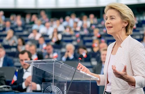 Auch die deutsche EU-Kommissionspräsidentin Ursula von der Leyen warb zuletzt vor dem Videogipfel am Donnerstag um Zustimmung für gemeinsame Anleihen innerhalb der Europäischen Union – allerdings nach einem eigenen Modell: Die Kommission visiert eine Lösung im Rahmen des nächsten siebenjährigen Haushaltsrahmens an. Die Institution will selbst Schulden über Anleihen aufnehmen, für die die EU-Staaten bürgen würden. Am Sonntagabend telefonierte sie Medienberichten zufolge mit Italiens Ministerpräsident Conte. Dieser hatte zuletzt auch erklärt, die Corona-Krise erfordere statt Bonds möglicherweise auch ein völlig neuartiges Finanzinstrument. Insgesamt haben die Europäische Union und ihre Mitglieder nach offiziellen Angaben schon jetzt 3,4 Billionen Euro gegen die Corona-Wirtschaftskrise mobilisiert. Mindestens eine weitere Billion werde demnach für den wirtschaftlichen Wiederaufbau gebraucht. Die Zahlen nannten Vertreter der EU-Kommission am Montag. 