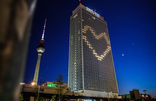 Solidarität per Leuchtzeichen: Das Tourismus- und Restaurantgewerbe trifft das Coronavirus besonders hart. Der Tourismus ist weltweit fast vollständig zum Erliegen gekommen, auch Restaurantbesuche sind in vielen Ländern derzeit unmöglich. Und das wird auch vorerst so bleiben, denn die Bundesregierung hat die weltweite Reisewarnung für Touristen wegen der Coronavirus-Pandemie bis mindestens 14. Juni verlängert. Die Behörde begründete die Verlängerung damit, dass weiterhin mit starken und drastischen Einschränkungen im internationalen Luft- und Reiseverkehr und weltweiten Einreisebeschränkungen, Quarantänemaßnahmen und der Einschränkung des öffentlichen Lebens in vielen Ländern zu rechnen sei. Bundesaußenminister Heiko Maas hatte am 17. März die Reisewarnung für alle touristischen Reisen ins Ausland ausgesprochen – ein beispielloser Schritt. Bisher gab es solche Warnungen nur bei Gefahr für Leib und Leben, vor allem für Kriegsgebiete wie Afghanistan oder Syrien.