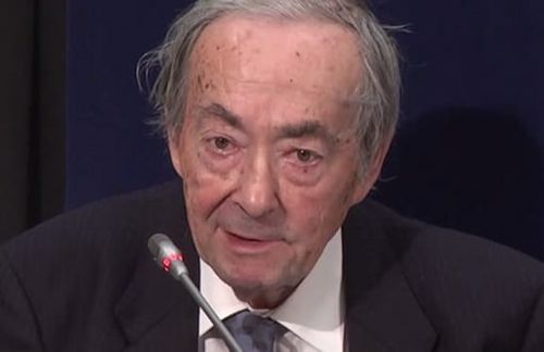 Im Alter von 90 Jahren verstarb der US-amerikanische Literaturkritiker und Essayist George Steiner am 3. Februar in Cambridge in England im Alter von 90 Jahren. Der Intellektuelle war vor allem wegen seiner analytischen Brillanz und Sprachgewalt bekannt. Er hatte sich noch bis ins hohe Alter am Wissenschaftsbetrieb beteiligt, unter anderem mit Gastvorlesungen. In Cambridge lebte Steiner mit seiner Frau, der britischen Historikerin Zara Schakow. Das Werk des 1929 bei Paris geborenen Steiner – sein Vater war jüdischer Bankier aus Wien – kreiste um die menschliche Fähigkeit zu sprechen und zu schreiben. Zu den Themen Steiners zählten neben Sprache und Literatur auch Religion, Musik, Malerei und Geschichte. Zuletzt erschien sein Buch „Grammatik der Schöpfung“.