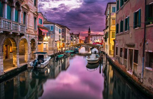 Gustav von Aschenbach, der Held von Thomas Manns Novelle „Tod in Venedig“, stirbt in der Stadt der Brücken, Liebe und Sehnsucht, an einer lange vor den Gästen der Lagunenmetropole verharmlosten Cholera-Epidemie. Aktuell sind die Gassen der Stadt aber auch in der Realität leergefegt, Italien wurde vom Coronavirus in Europa besonders hart getroffen. Die Folge: Angesichts der harten Ausgangsbeschränkungen erkämpft sich die Natur ein Stück der Tourismus-Hochburg zurück. Bilder und Videos zeugen von klarerem Wasser in Venedigs Kanälen. Aber: Ein Sprecher des Bürgermeisters erklärte dem US-Nachrichtensender CNN, das klarere Wasser bedeute aber keine verbesserte Wasserqualität: „Das Wasser sieht jetzt klarer aus, weil es weniger Verkehr auf den Kanälen gibt, sodass das Sediment auf dem Grund bleiben kann“, sagte der Sprecher dem Sender. Im Gegensatz zum Wasser habe sich die Luftqualität jedoch verbessert: „Allerdings ist die Luft weniger verschmutzt, da aufgrund der eingeschränkten Bewegungsfreiheit der Anwohner weniger Vaporetti und Boote als üblich verkehren.“