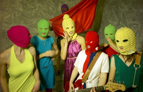 Der russischen Punkband Pussy Riot geht es beim Tragen ihrer Sturmhauben weder um Gesundheitsschutz noch um Anonymität. Die Aktivistinnen sind nämlich namentlich bekannt – ihre Masken dienen der medialen Reichweite, Schock und Bedeutungsproduktion, kommentiert ZU-Doktorandin Marie Rosenkranz. Etwa zehn junge Frauen gehören zu dem losen Zusammenschluss, deren Markenzeichen spontane Auftritte an öffentlichen Orten wie Metrostationen, auf Busdächern oder auf dem Roten Platz in Moskau sind. Pussy Riot versteht sich als komplett weibliches, autonomes Kollektiv, das für seine Shows kein Geld verlangt. Die Videos ihrer Aktionen werden im Netz kostenlos zur Verfügung gestellt. Die Gruppe veranstaltet die Performances durchweg illegal. Das führt immer wieder zu harten Sanktionen durch den russischen Staat. Besonders ihre Verhaftung im März 2012 löste in den russischen und internationalen Medien zahlreiche Debatten über Kunst, Religion und Politik aus.