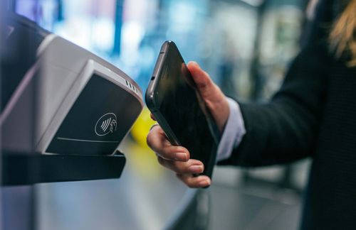 Mobile Payment umfasst alle Formen der bargeldlosen Bezahlung mittels mobiler Endgeräte. Dies schließt Zahlungen beim Online-Einkauf über mobile Endgeräte als auch Zahlungen mit dem Smartphone an klassischen Verkaufsstellen ein. Für Transaktionen, die über mobile Endgeräte durchgeführt werden, kommen meist Smartphone-Apps zum Einsatz. Der Datentransfer zwischen dem Kassenterminal des stationären Händlers und der Smartphone-App des Kunden erfolgt dabei häufig über den Funkstandard NFC, deutlich seltener über QR-Codes. Doch im internationalen Vergleich hinkt der deutsche Mobile Payment-Markt deutlich hinterher. Besonders der Einsatz von mobilen Bezahlsystemen im stationären Handel hat sich in Deutschland noch nicht etabliert. Während sich in China und in den USA die Nutzungsraten schon im Jahr 2017 auf 20 beziehungsweise 15,1 Prozent beliefen, lag diese Rate in Deutschland bei lediglich 1,3 Prozent.