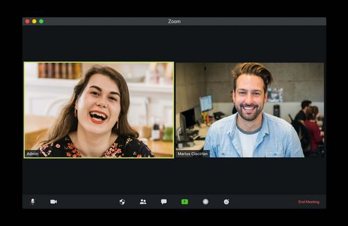 Videochats sind seit Ausbruch der Corona-Pandemie der Kommunikationskanal der Stunde. Immer neue Dienste und Funktionen tauchen auf. Corona-Gewinner Nummer 1 ist Zoom, doch das beste Tool ist es trotzdem nicht. Das geht aus einem aktuellen Vergleich der Stiftung Warentest hervor. Hier erobert nämlich US-Konkurrent Microsoft einen Doppelsieg: Die kostenlosen Dienste Teams (Gesamturteil 2,0) und Skype (2,1) sicherten sich die ersten beiden Plätze. Den dritten Platz (2,4) teilen sich die Angebote Jitsi und Teamviewer Blizz, die ebenfalls kostenfrei sind. Insgesamt wurden ein Dutzend Gruppen-Videochats getestet, fünf schnitten gut ab. Den Videokonferenz-Platzhirsch Zoom bewerteten die Tester indes nur mit „befriedigend“ (Gesamturteil 2,8): Die Qualität von Bild und Ton konnte insbesondere bei langsamen Internetverbindungen nicht mit den Siegern mithalten.